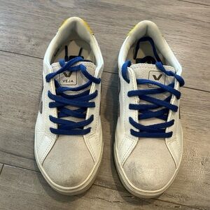Veja trainers- US size 1, EU 32